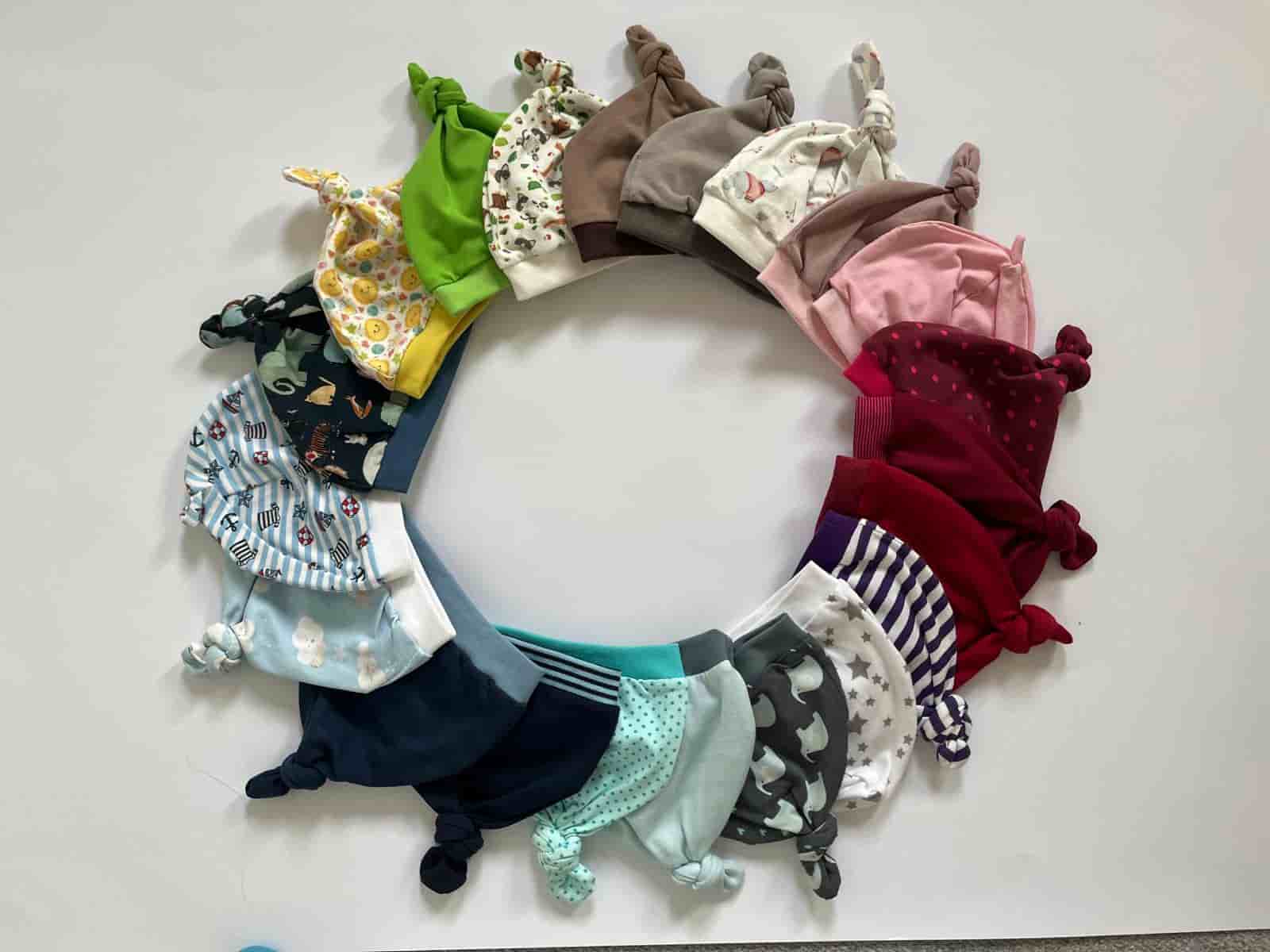Kranz aus vielen bunten Baby-Knotenmützchen