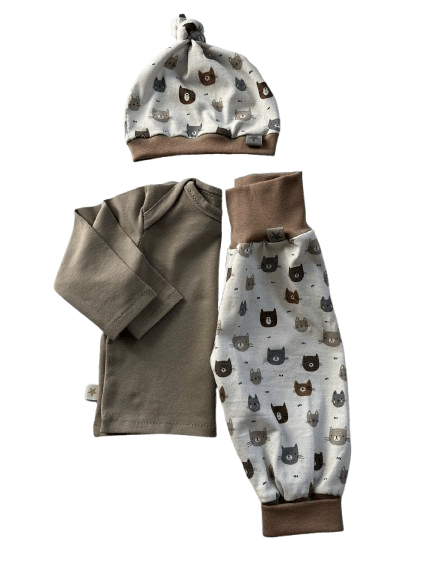 Baby-Set aus braunem Shirt, Hose und Knotenmütze mit Bären-Muster