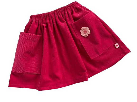 Roter Cordrock mit aufgesetzter Tasche und gehäkelter Blume